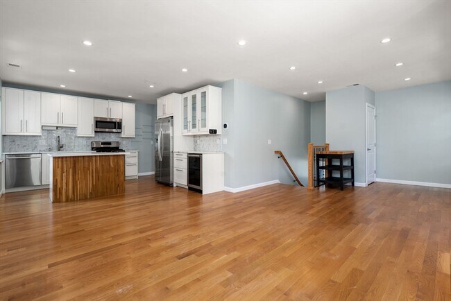 Building Photo - 574-576 Lagrange St