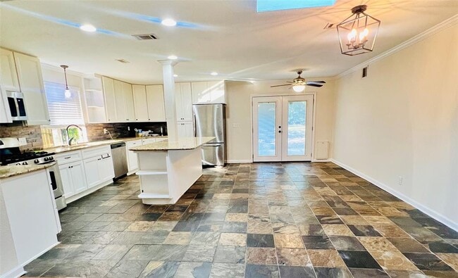 Building Photo - 1902 Karen Ave