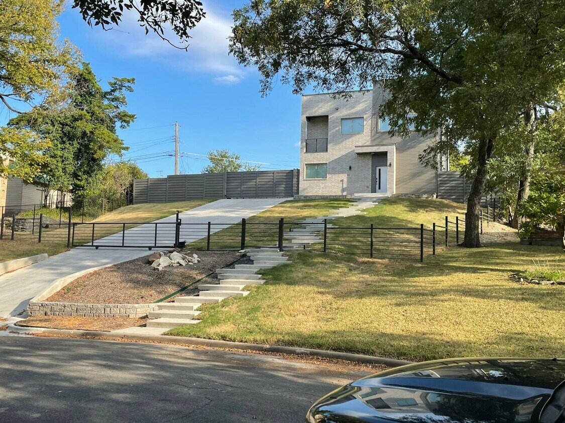 Primary Photo - 804 Green Castle Drive, Unit 1