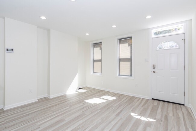 Building Photo - 2711 Oakford St