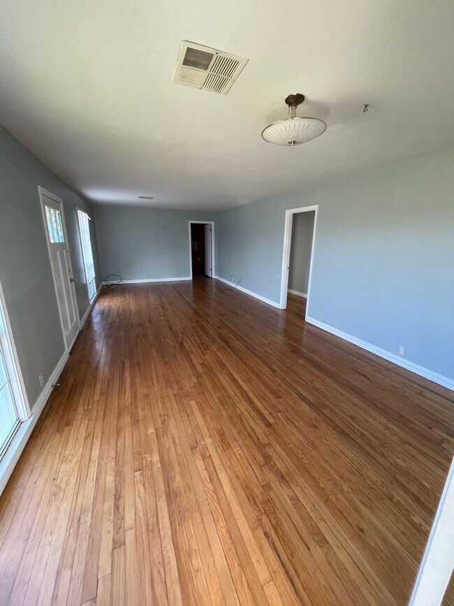 Building Photo - 3605 Maplewood Dr