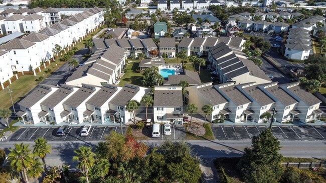 Building Photo - Unfurnished 2 Bedroom Townhome Near the Be...