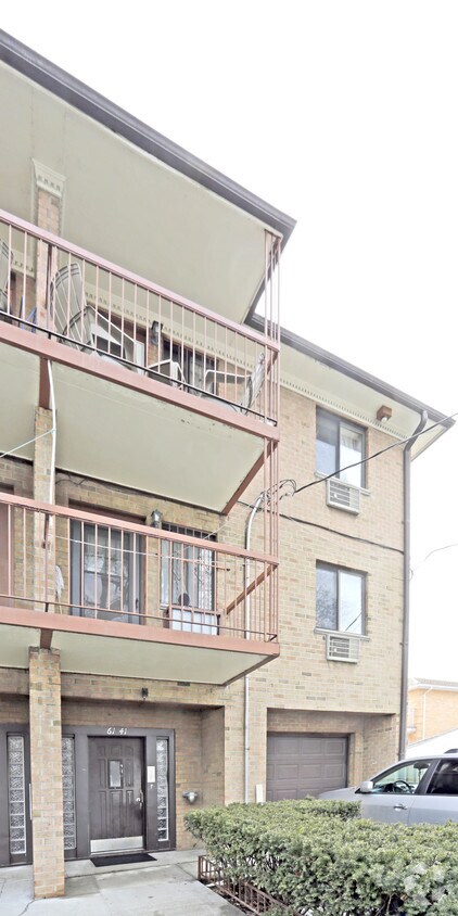 Foto del edificio - 61-41 168th St