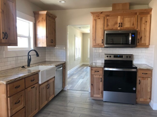 Building Photo - Beautiful Remodeled Home with Huge Bonus Space and Private Fenced Backyard!