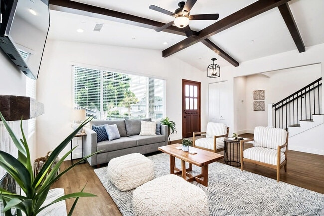 Building Photo - 541 San Dieguito Dr