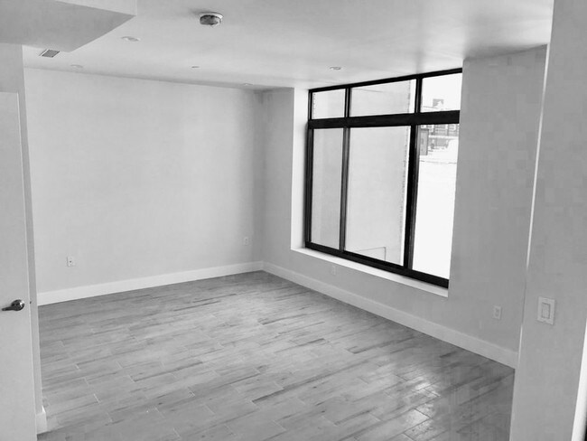 Building Photo - 328 Grand St
