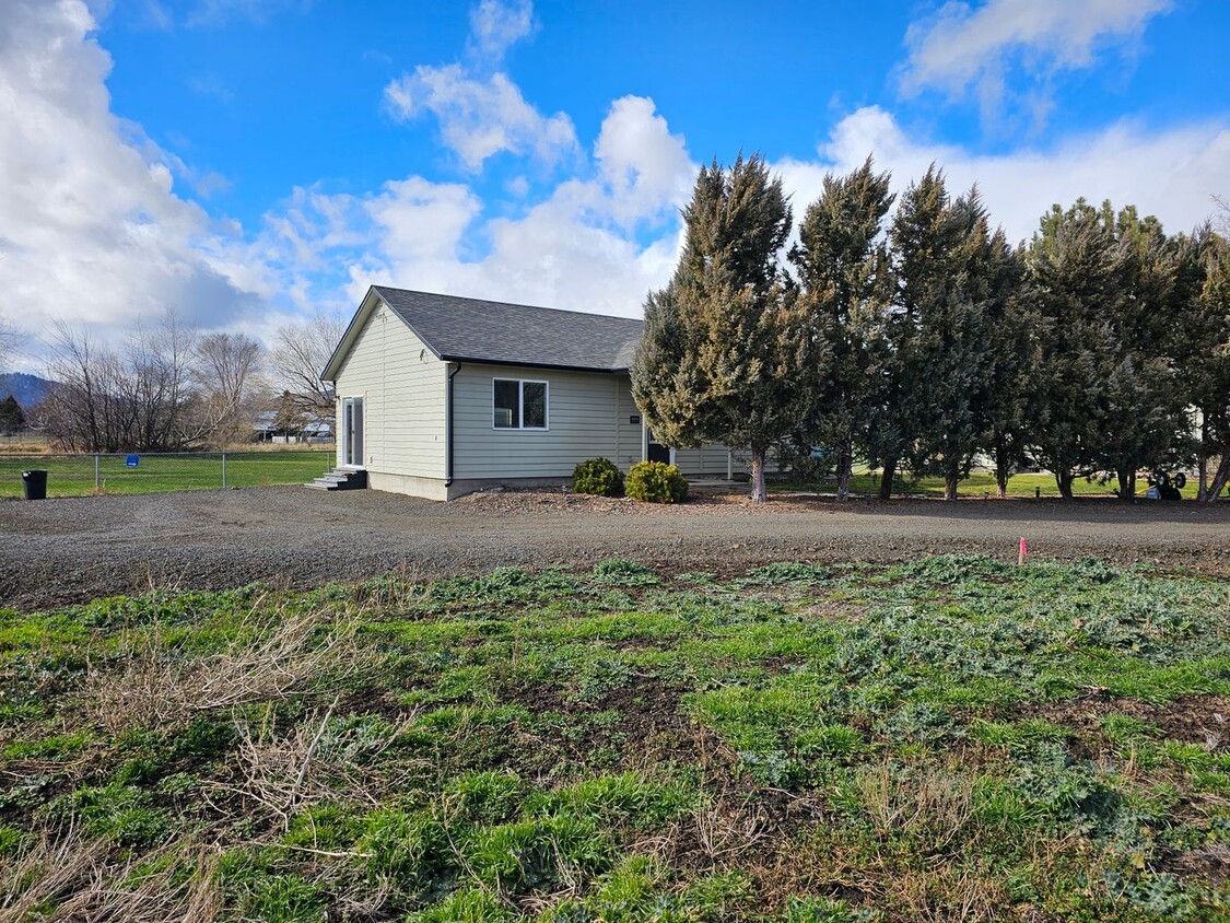 Primary Photo - 10203A White Birch Lane, Island City, Oreg...