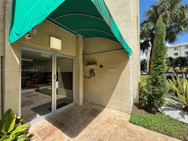 Building Photo - 9360 Fontainebleau Blvd