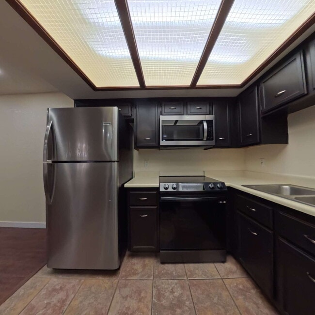 Building Photo - Beautiful 2 Bedroom 2 Bathroom Condo at The Lakes!