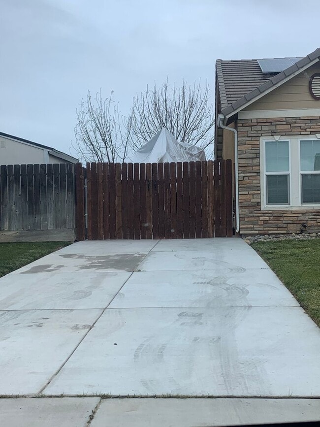 Building Photo - 4 Bedroom 2.5 Bath ready soon
