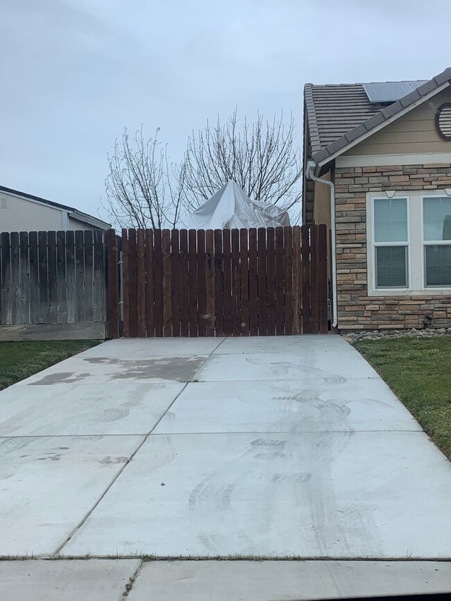 Foto del edificio - 4 Bedroom 2.5 Bath ready soon