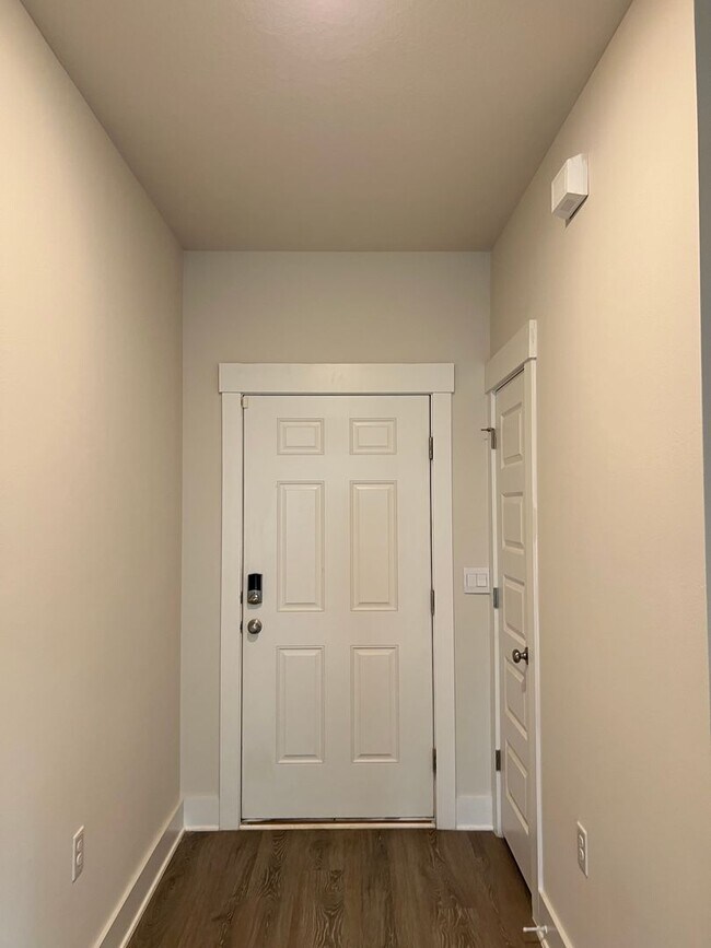 Building Photo - Great 4 Bedroom