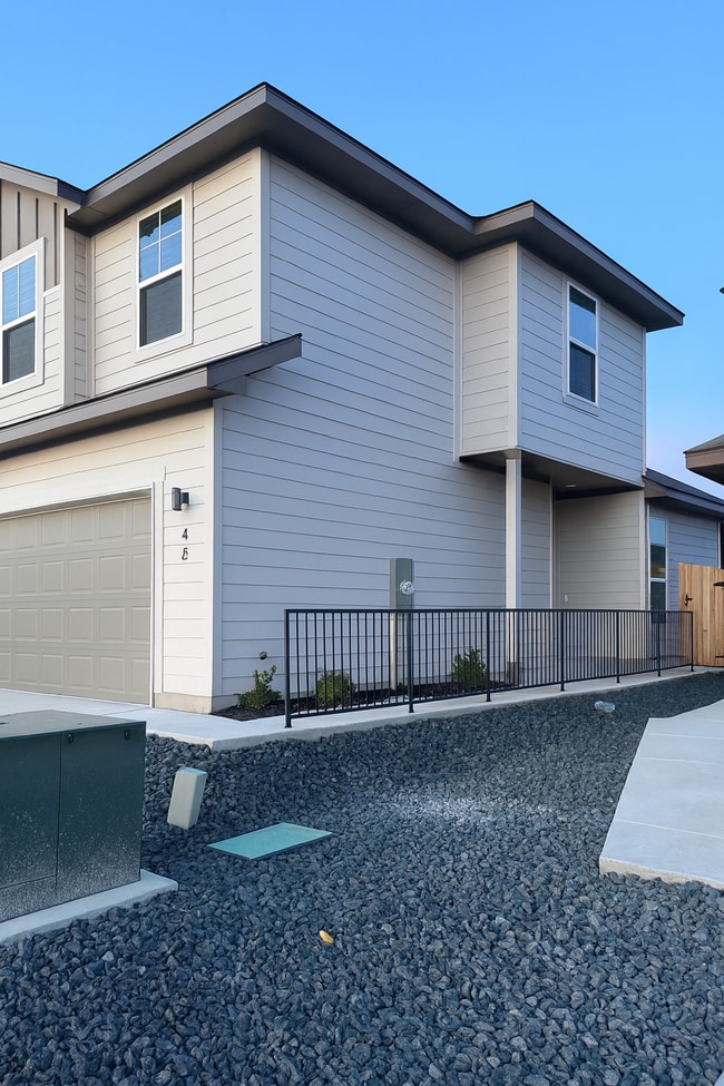 Building Photo - 463 Nespral Dr