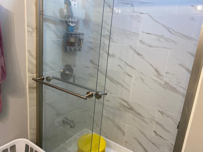 Building Photo - 221 Grissom Ln