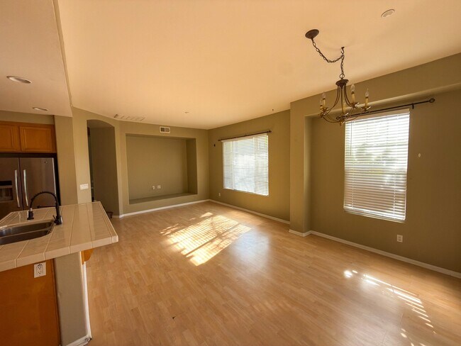 Building Photo - 1280 Haglar Wy
