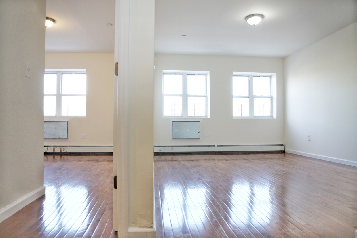 Primary Photo - 1539 Castle Hill Ave