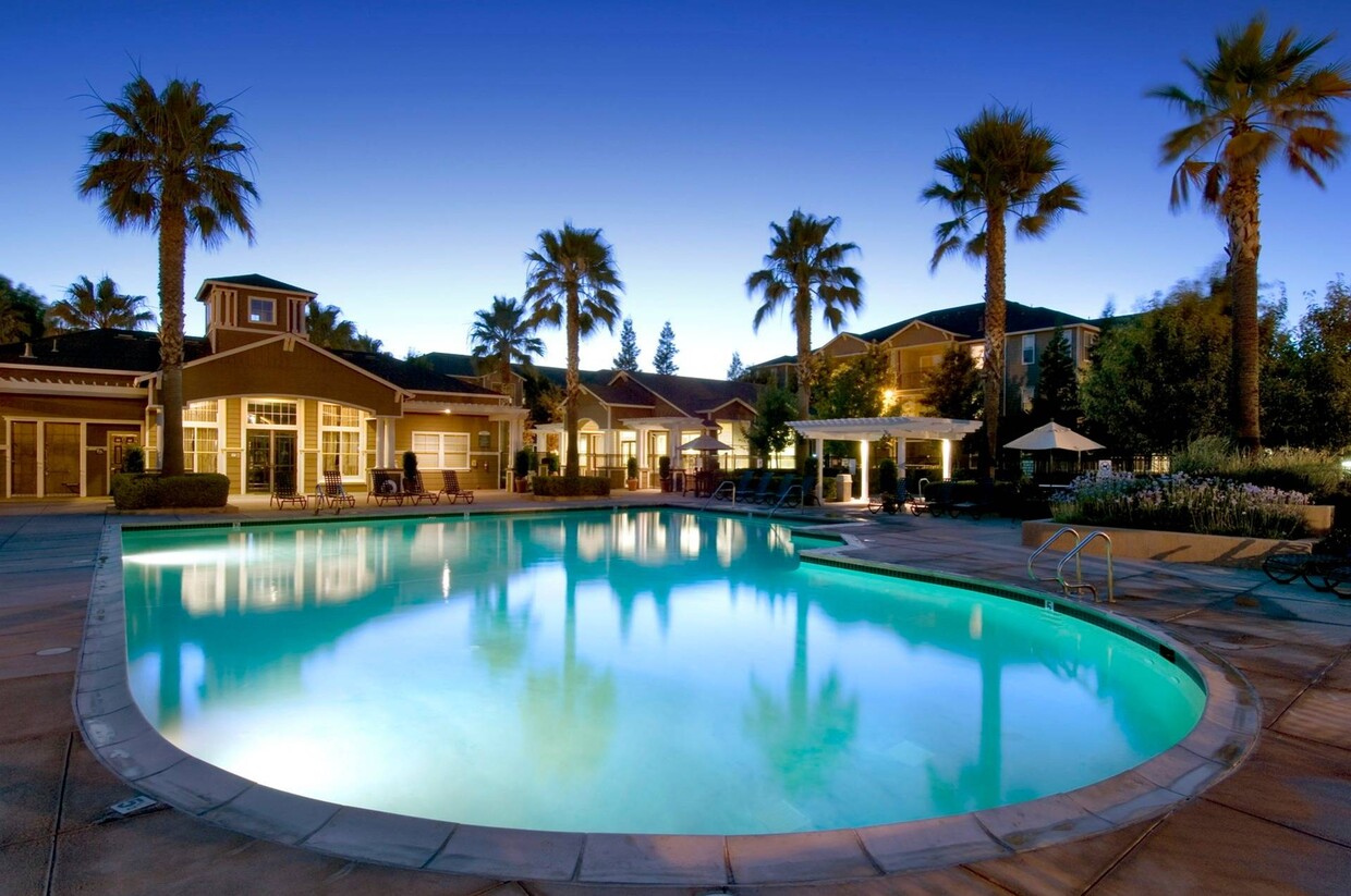 Piscina al atardecer | Apartamentos en Dublín, CA | Fuentes en Emerald Park - Fountains at Emerald Park