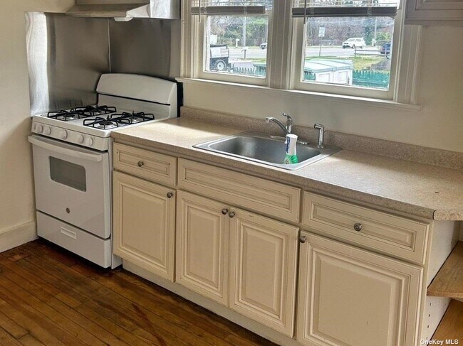 Building Photo - 1424 5th Ave