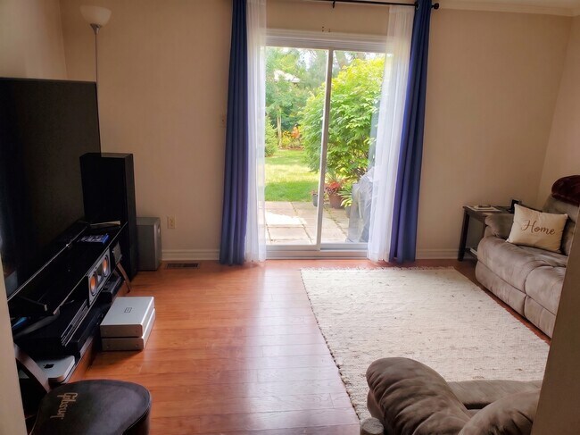Photo du bâtiment - Charming 2-Bedroom Townhouse on Huron Street Avail for NOVEMBER