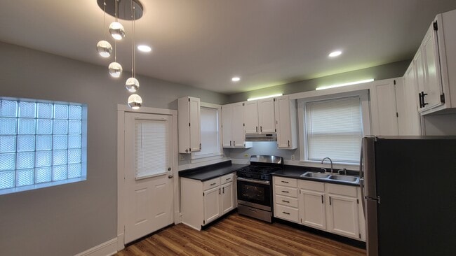 Building Photo - 5807 N Artesian Ave