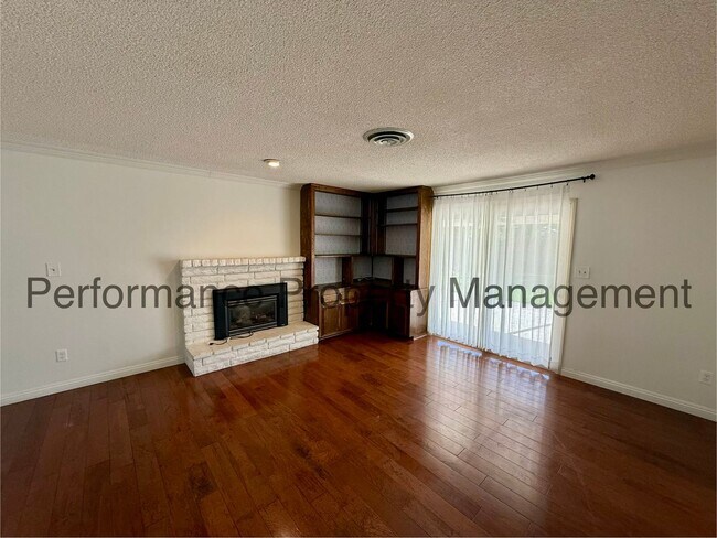 Foto del edificio - Cute 3 Bed/2 Bath SW Bakersfield Home w/ RBP & $0 Deposit Option