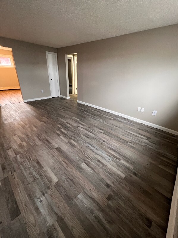 Foto principal - 1217 Lawrence Ave