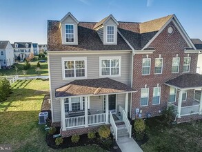 Building Photo - 1036 E Davinci Dr