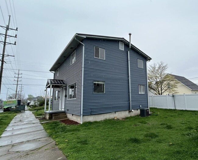Building Photo - 615 Vine St