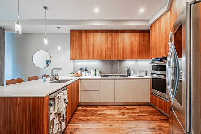 Building Photo - LUX 1BD, 1.5BA Lakehouse Condo with Bonus Den