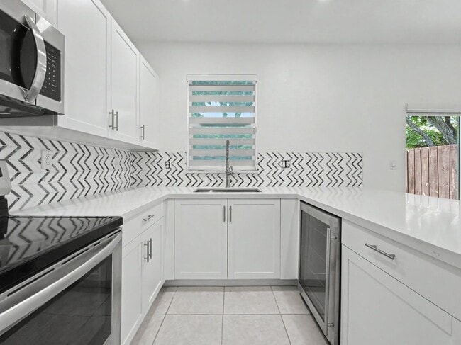 Building Photo - 2644 SE 15th Ct