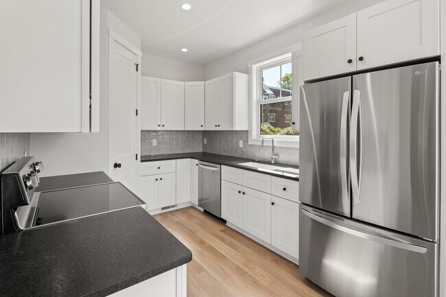 Building Photo - Modern Home in West Asheville!