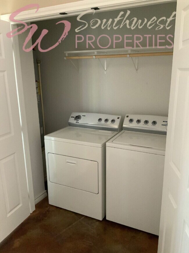 Building Photo - Stylish 2 Bedroom Townhouse | End Unit! | Walk to Campus