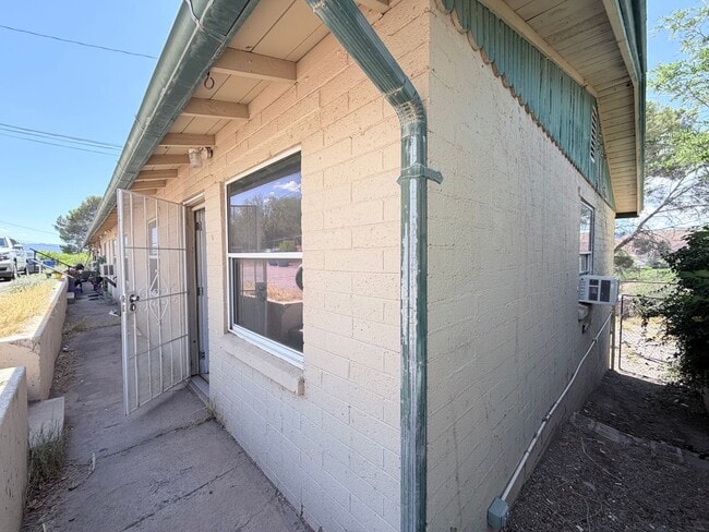 Foto del edificio - NEWLY REMODELED 2BR/1BA 610 sq.ft. rental in Bisbee, AZ
