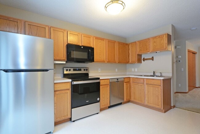 Building Photo - Available 05/01 2BD Woodbury Townhome Near...