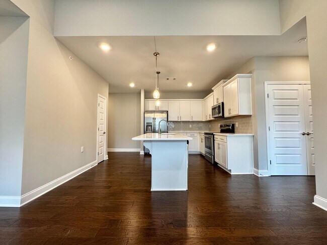 Building Photo - 2 Bed, 2 Bath Condo on Top Floor w/ Elevat...