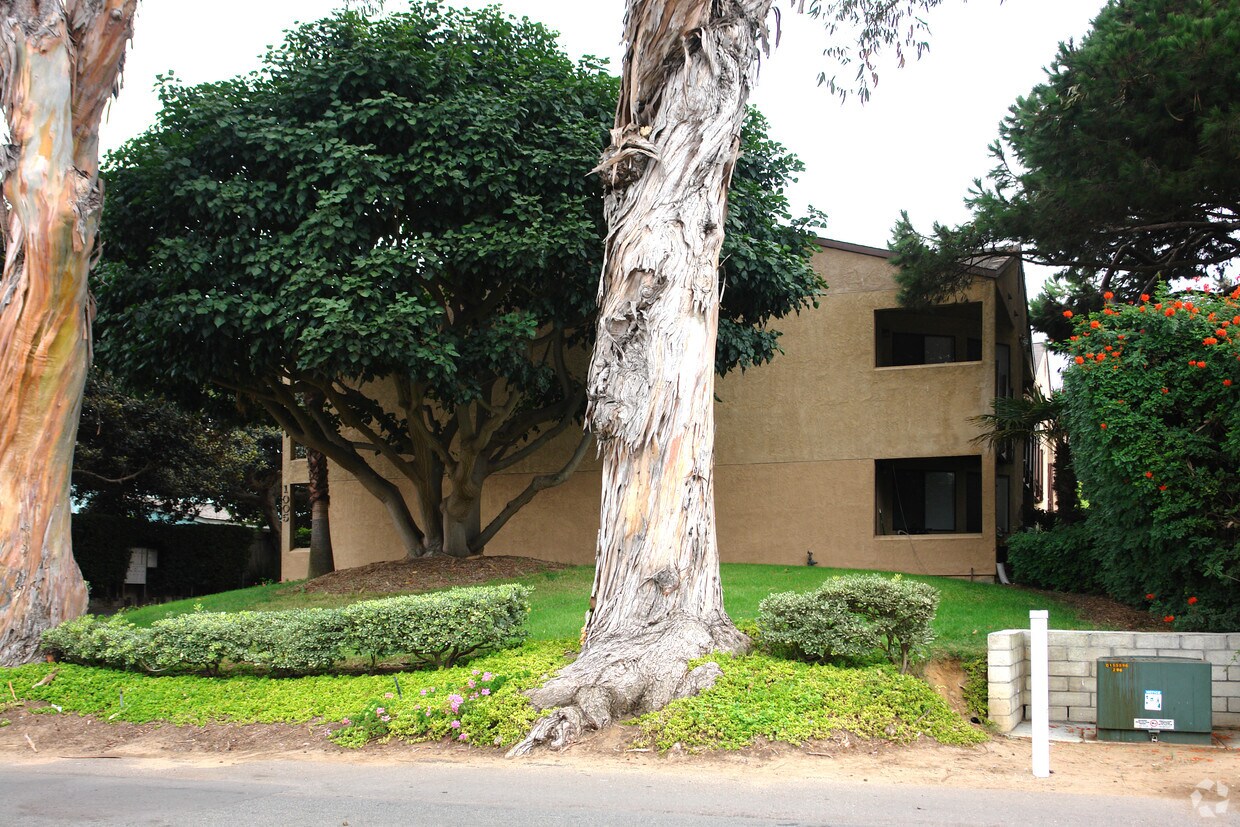 Building Photo - 1005 N Vulcan Ave