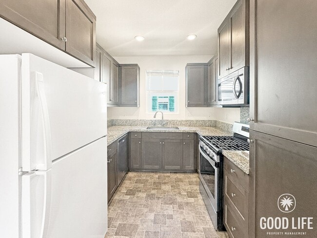 Building Photo - Beautiful 3B/3BA Townhome in Imperial Beach w/ 2-Car Garage & Community Pool!