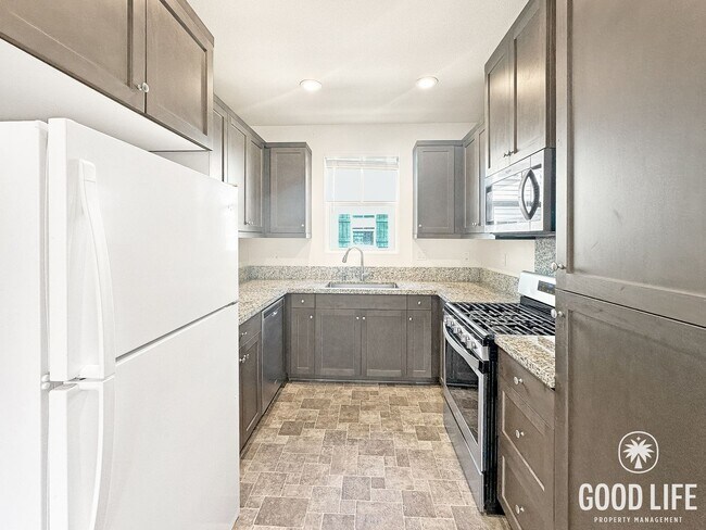 Foto del edificio - Beautiful 3B/3BA Townhome in Imperial Beach w/ 2-Car Garage & Community Pool!