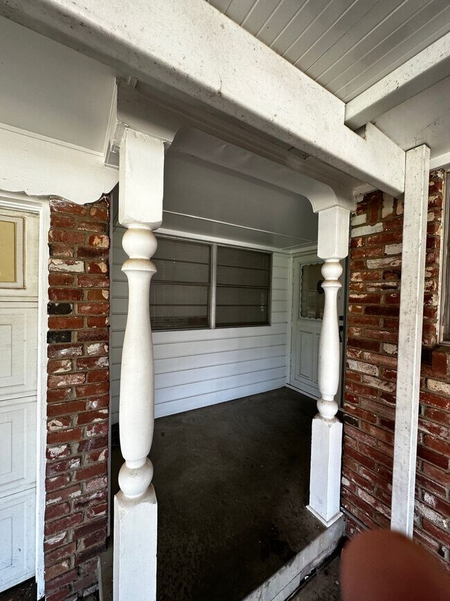 Building Photo - Great 3 bd/1.5 ba Home - Lots of Built-in Storage