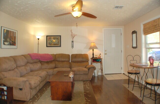 Foto del edificio - Cute 2 bed / 1 bath house just 1.4 miles from UA and downtown.