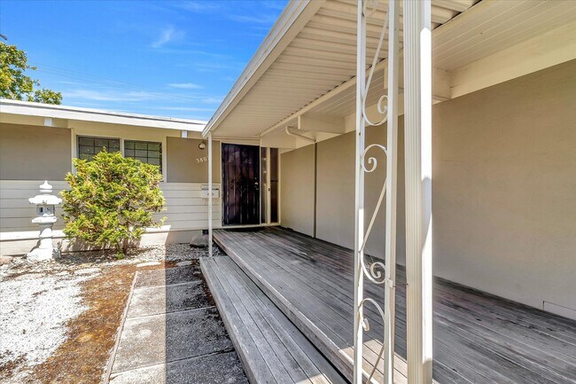 Foto del edificio - 3 Bedroom 2 Bath Home located in Palo Alto's Palo Verde Neighborhood!