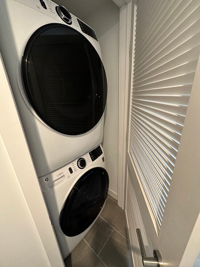 Building Photo - 120 NE 25th St