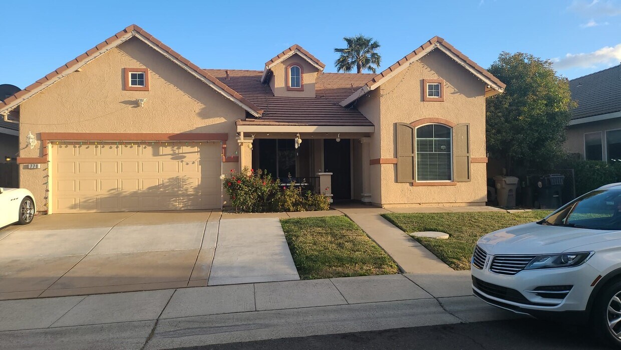 Front - 770 Alcantar Cir