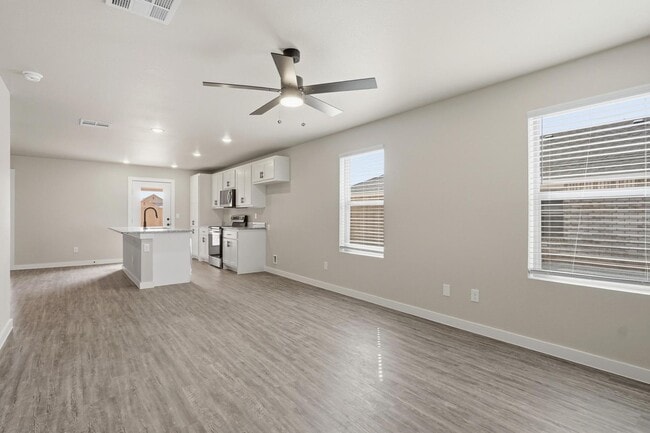 Foto del edificio - New Construction Just Minutes from Stargate