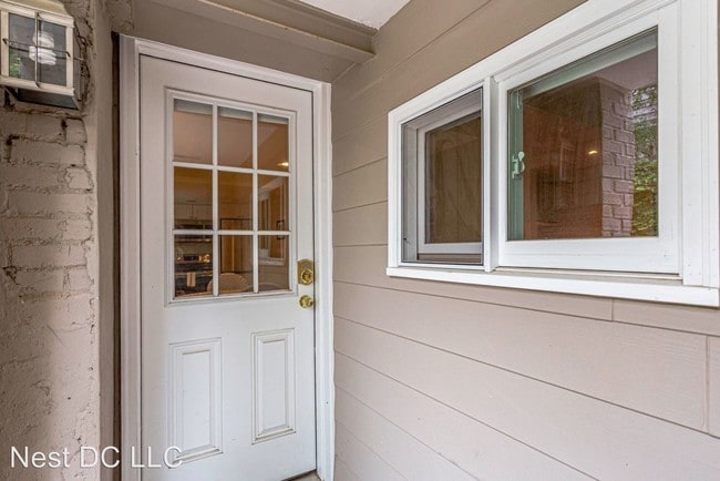 Building Photo - 1010 C St SE