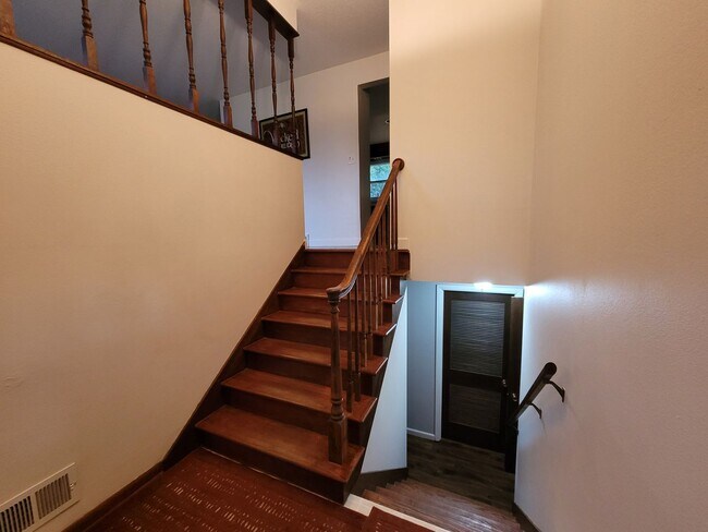 Building Photo - Coralville 4 bedroom 2.5 bath, 2 stall attached garage, fenced yard!