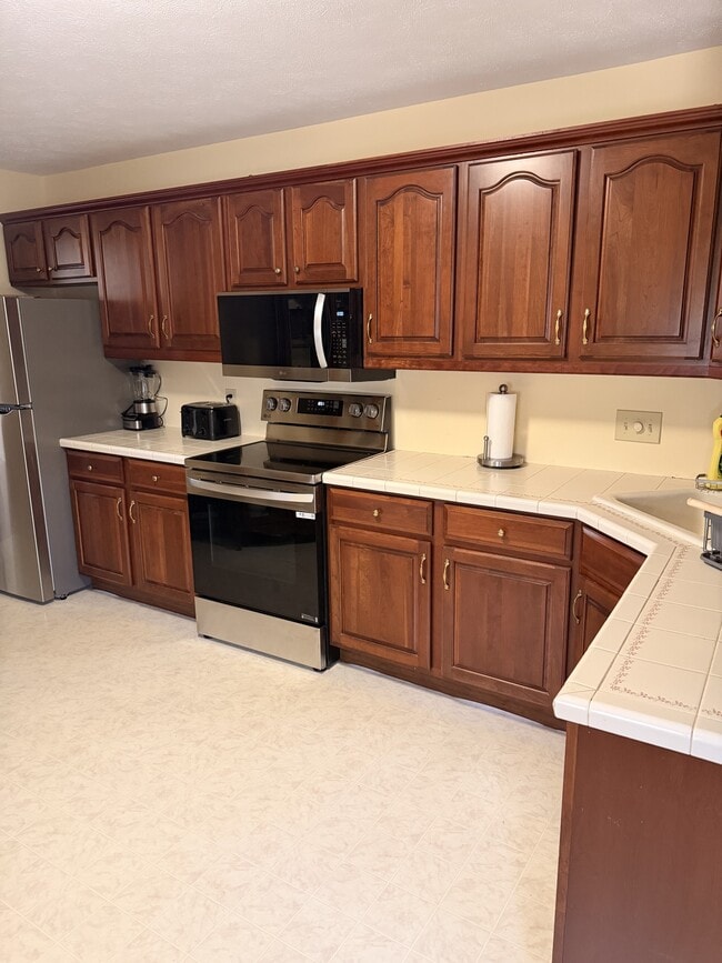 Building Photo - 61 Pine Grove Dr