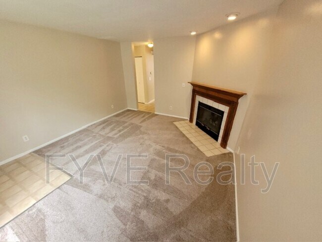 Building Photo - 469 Applegate Ln