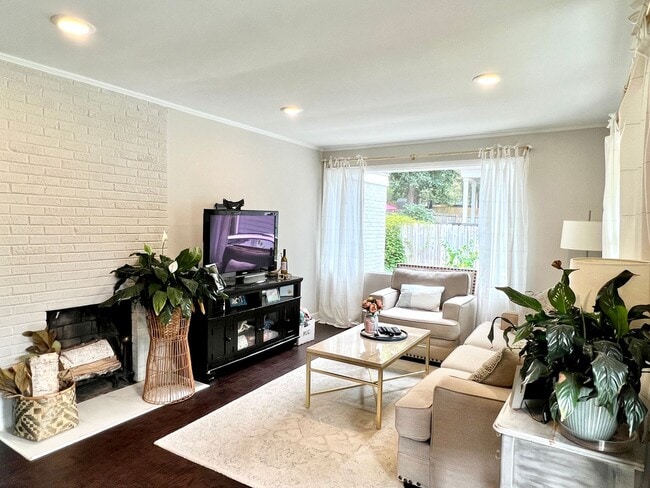 Building Photo - 3 bed 2 bath Single Family Home - Located between Southend, SouthPark & Myers Park