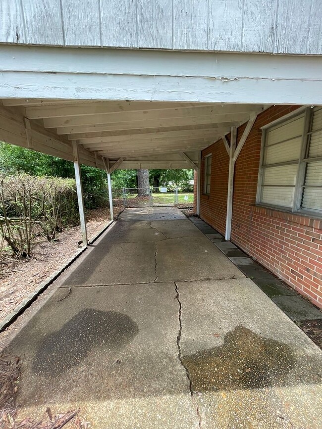 Building Photo - ** 3 Bed 1 Bath located in Grove Hill Esta...